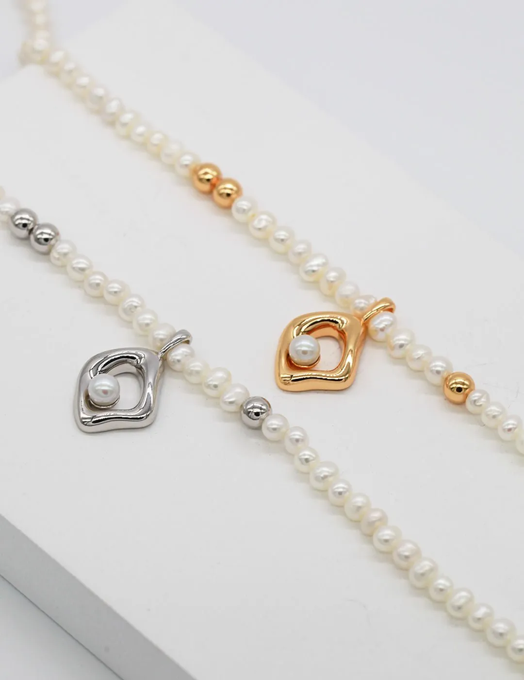 Three-dimensional Square Pendant Pearl Necklace